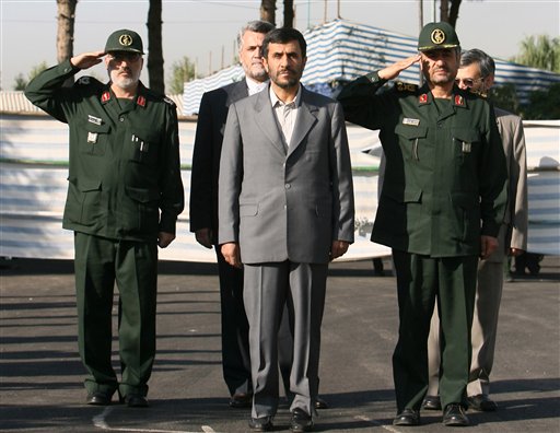 لقطة لجعفرى (يمين الصورة) مع الرئيس السابق أحمد نجاد