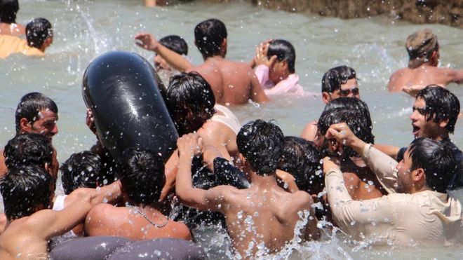 باكستانيون في مسبح على مشارف كويتا