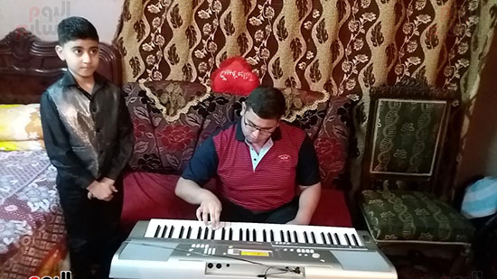 مهند يغنى على عزف شقيقه الأكبر محمد جاويش