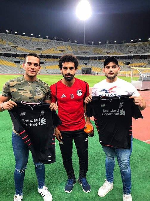 محمد صلاح مع مشجعي ليفربول في ملعب برج العرب