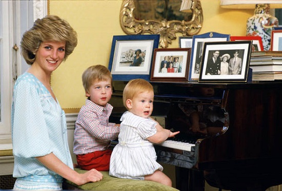 الأمير ويليم وشقيقه ووالدته