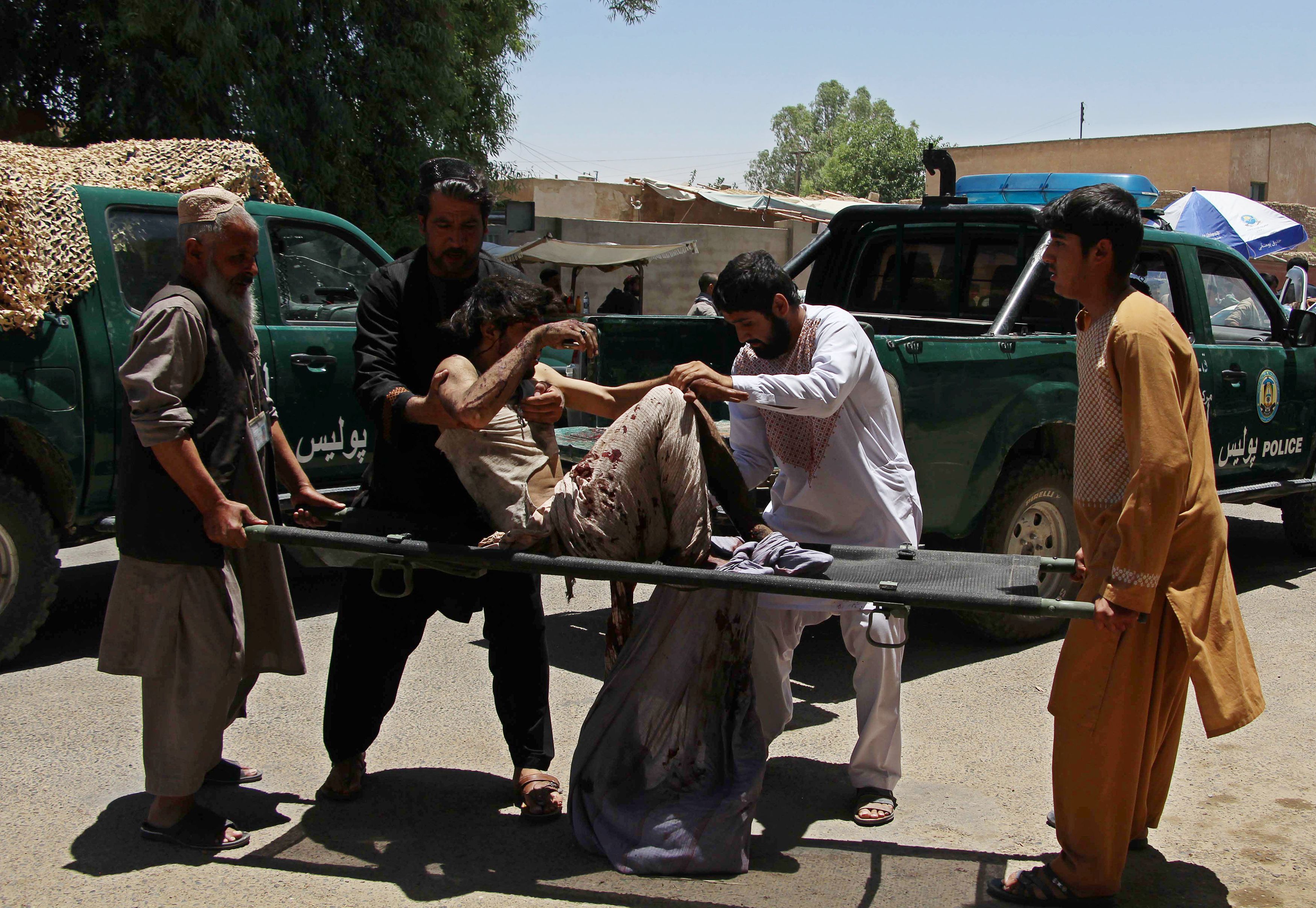 حركة طالبان تتبنى مقتل العشرات فى انفجار سيارة أمام بنك بأفغانستان