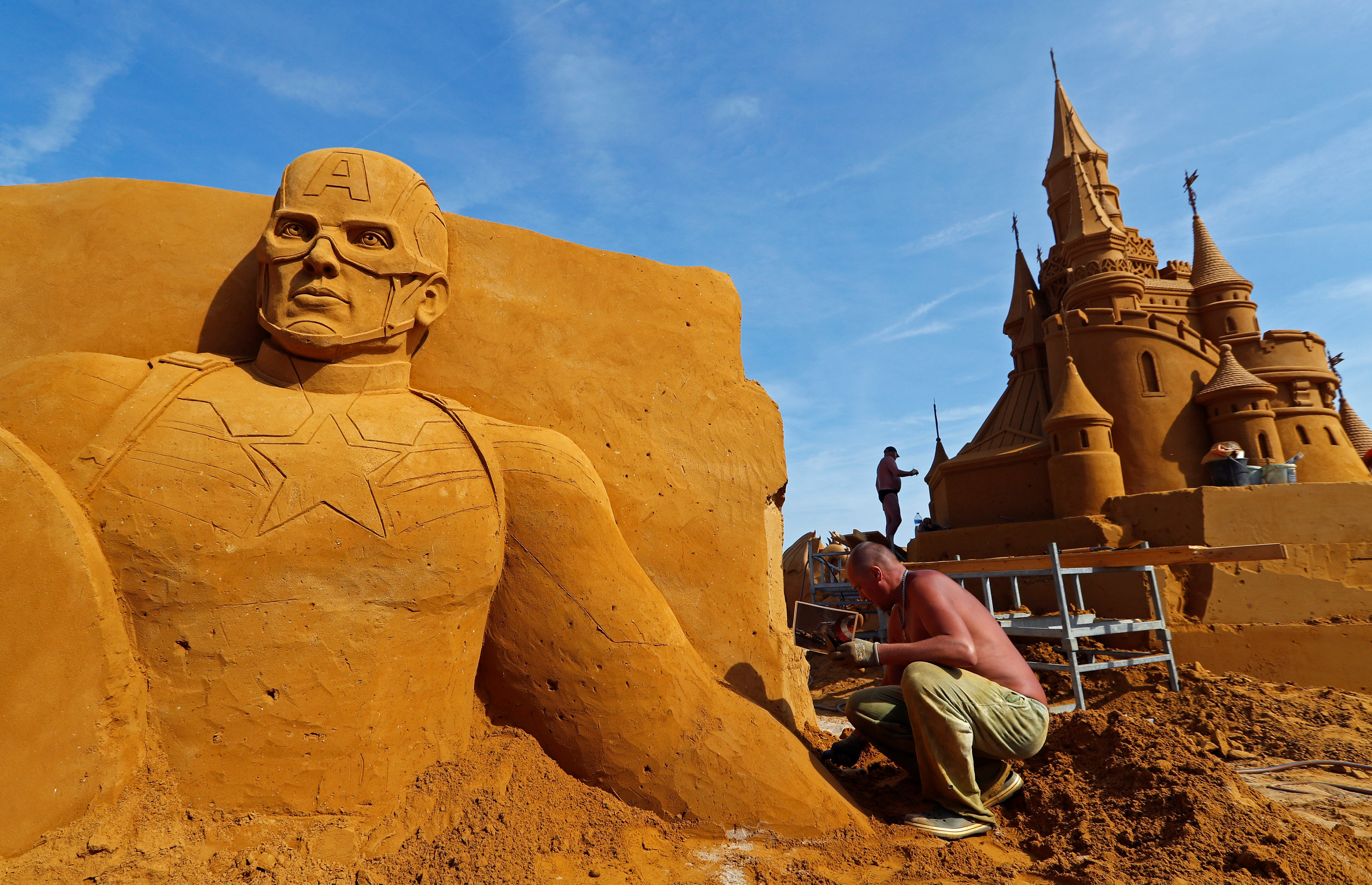 فنان روسى ينحت على الرمال