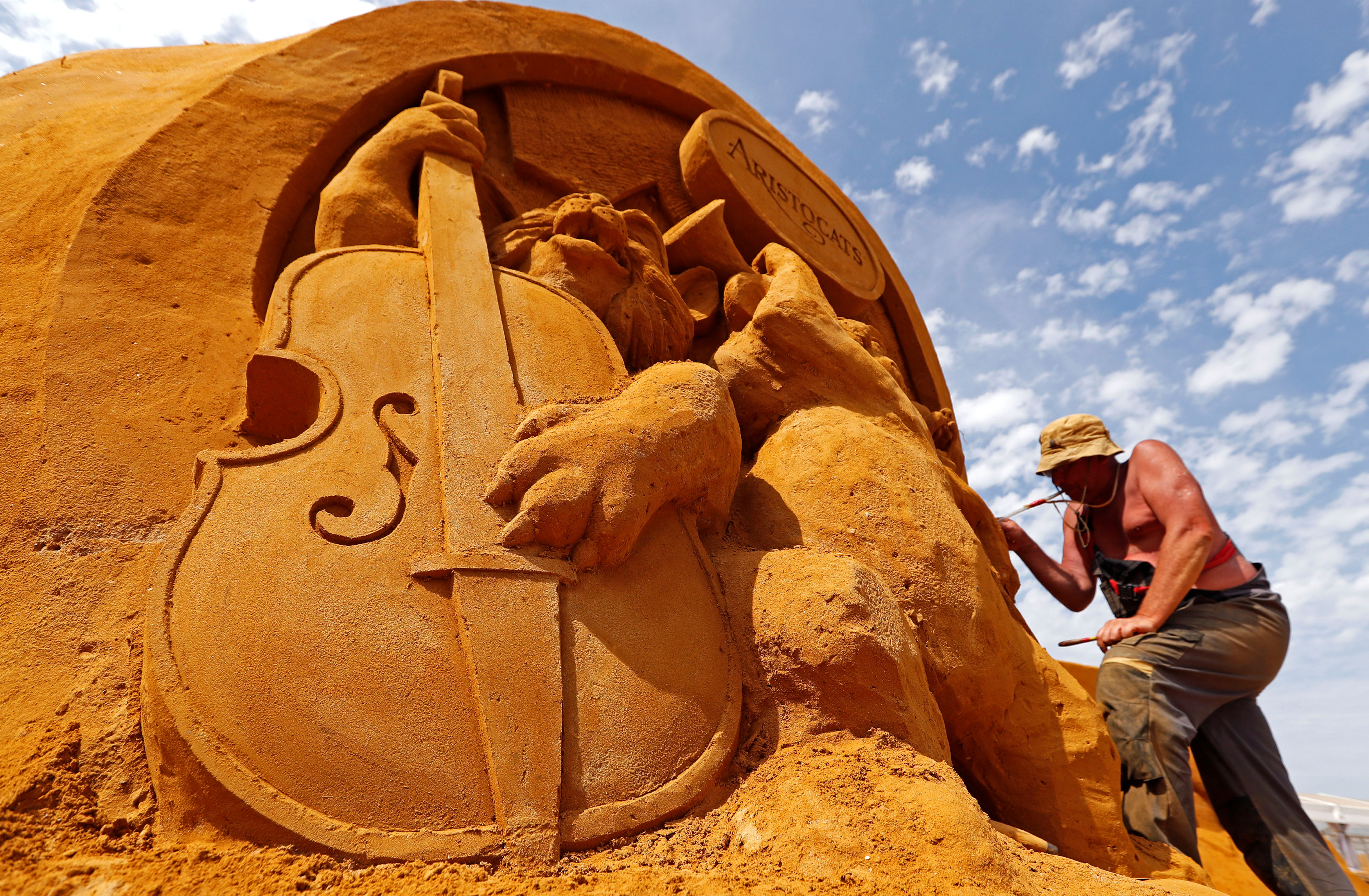 تمثال رملى على شكل ألة موسيقية