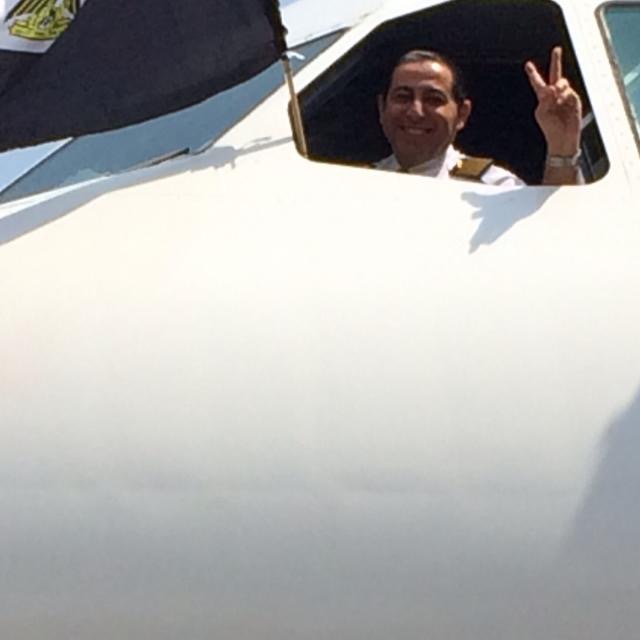 الطيار فور وصوله مطار القاهرة