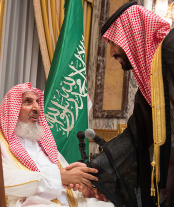 ولى-العهد-السعودي-الأمير-محمد-بن-سلمان-يصافح-المفتى-السعودى