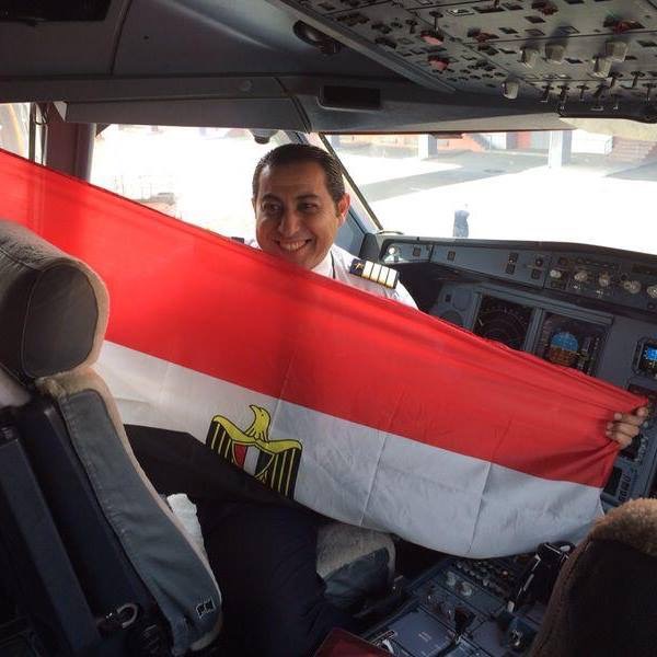الطيار يحمل علم مصر
