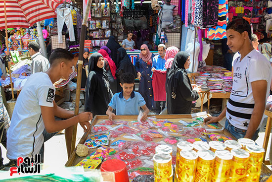 ألعاب الأطفال تزين سوق الموسكى استعدادا لعيد الفطر (15)