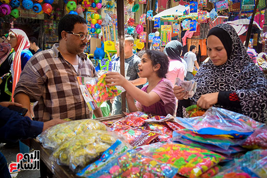 ألعاب الأطفال تزين سوق الموسكى استعدادا لعيد الفطر (8)