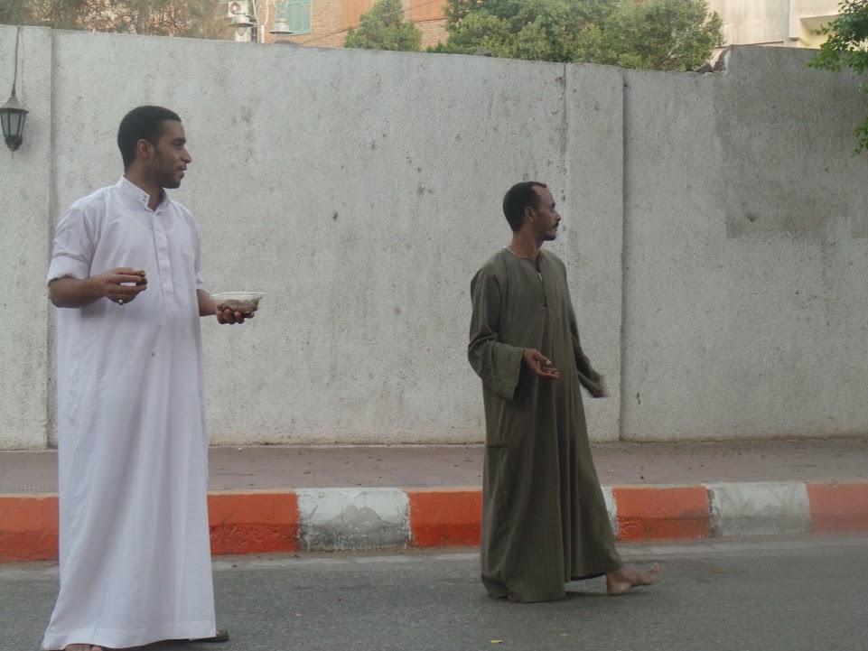 4 أشخاص يقفون على الطرقات لإجبار الصائيمن على التوقف