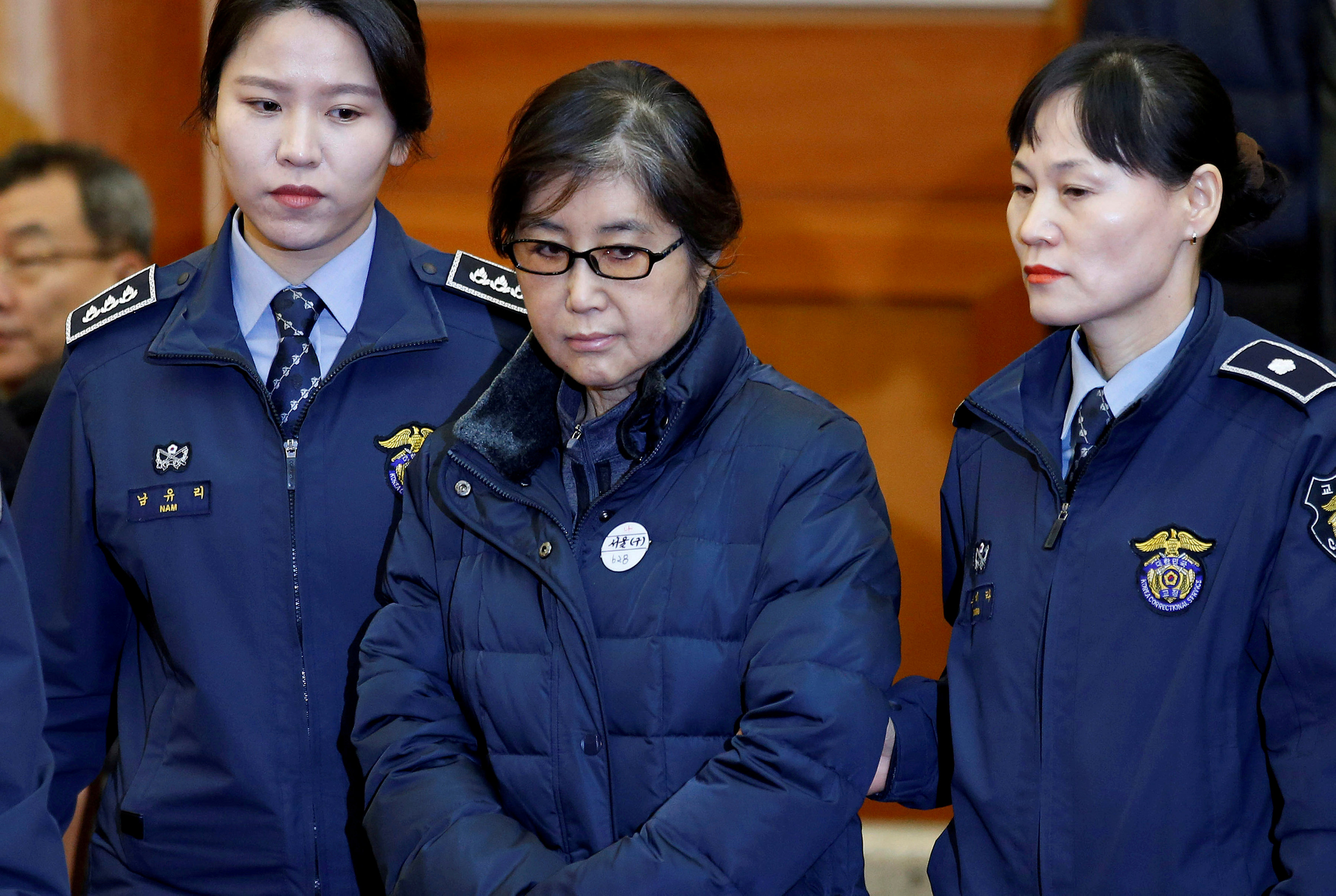 لحظة محاكمة صديقة رئيسة كوريا الجنوبية السابقة