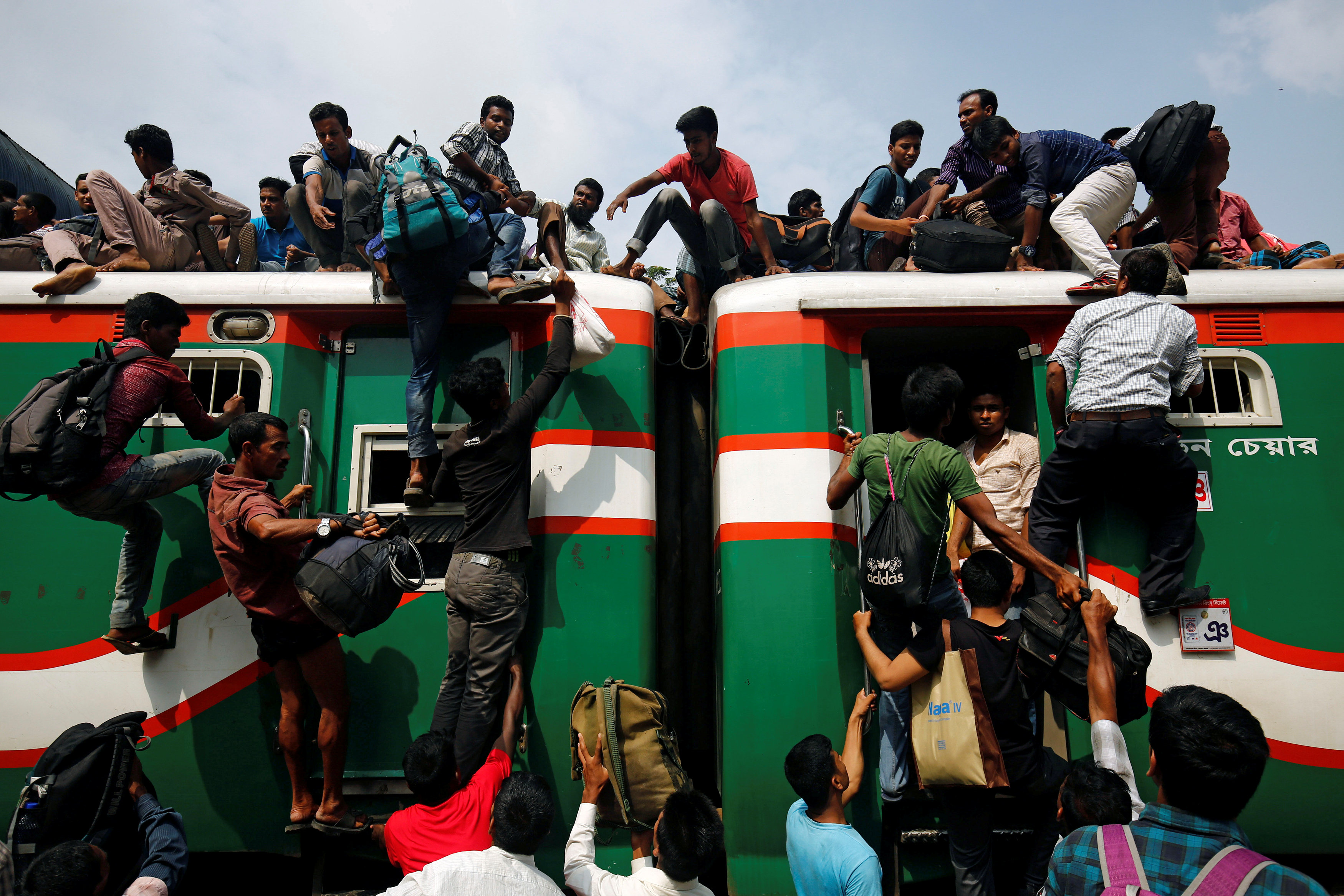 زحام شديد أمام محطات القطار ببنجلاديش لحجز تذاكر عيد الفطر