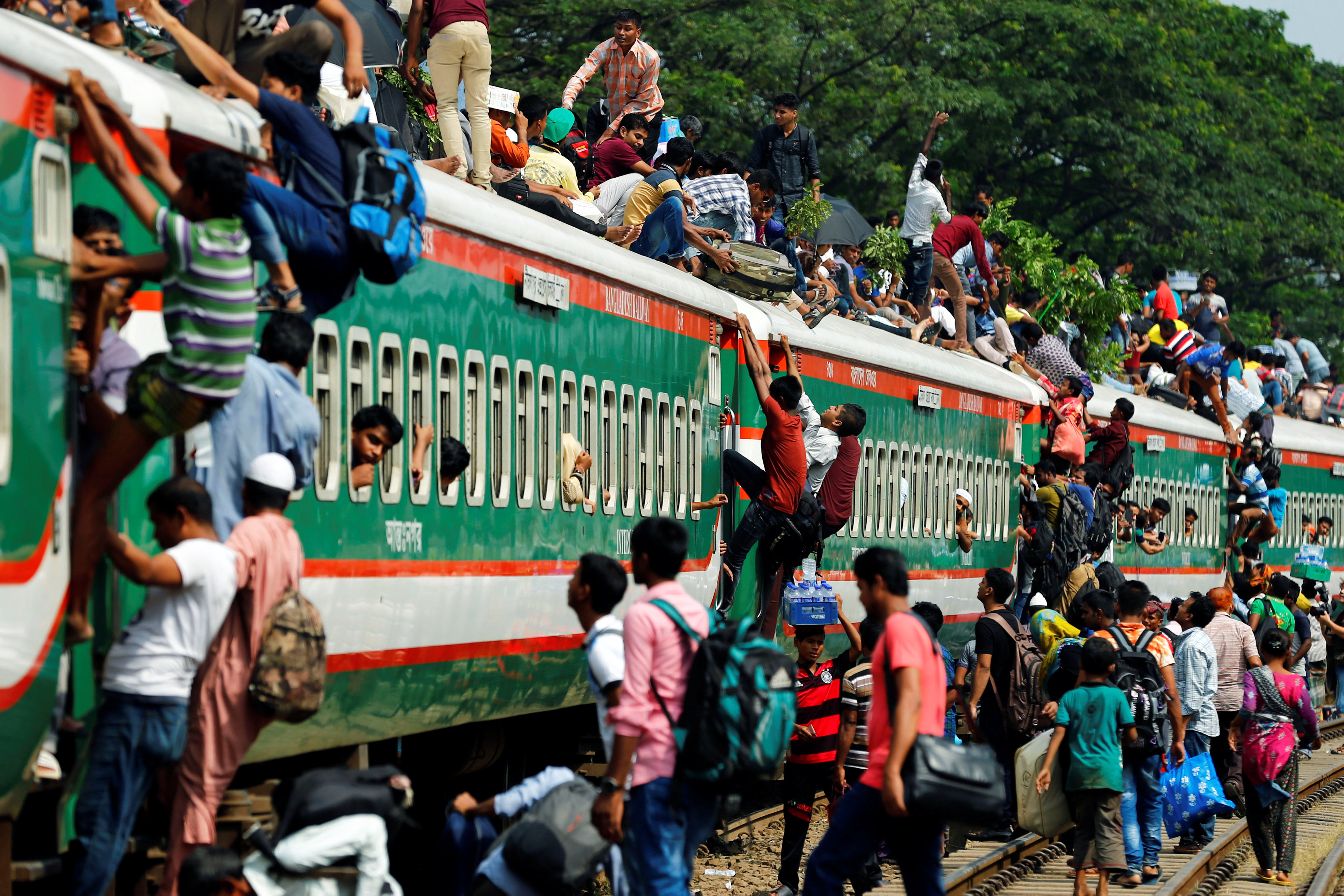 جانب من زحام القطارات فى بنجلاديش