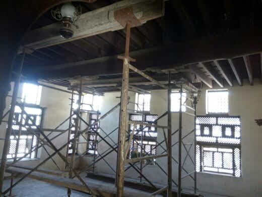 بدء العمل فى منزل رمضان الأثرى برشيد بعد سقوط سقفه (2)