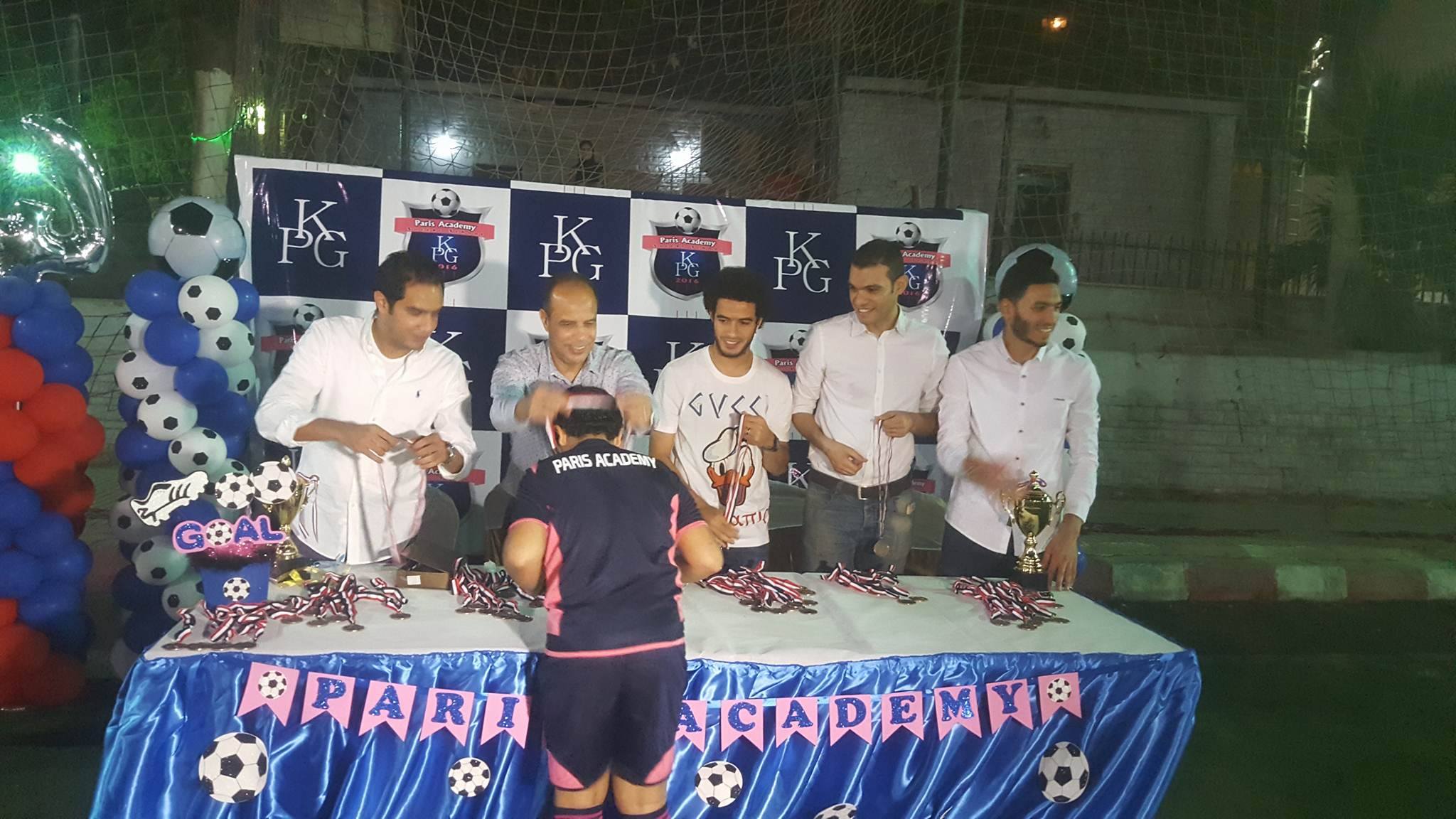 والد عمر جابر يسلم الفائزين الجوائز