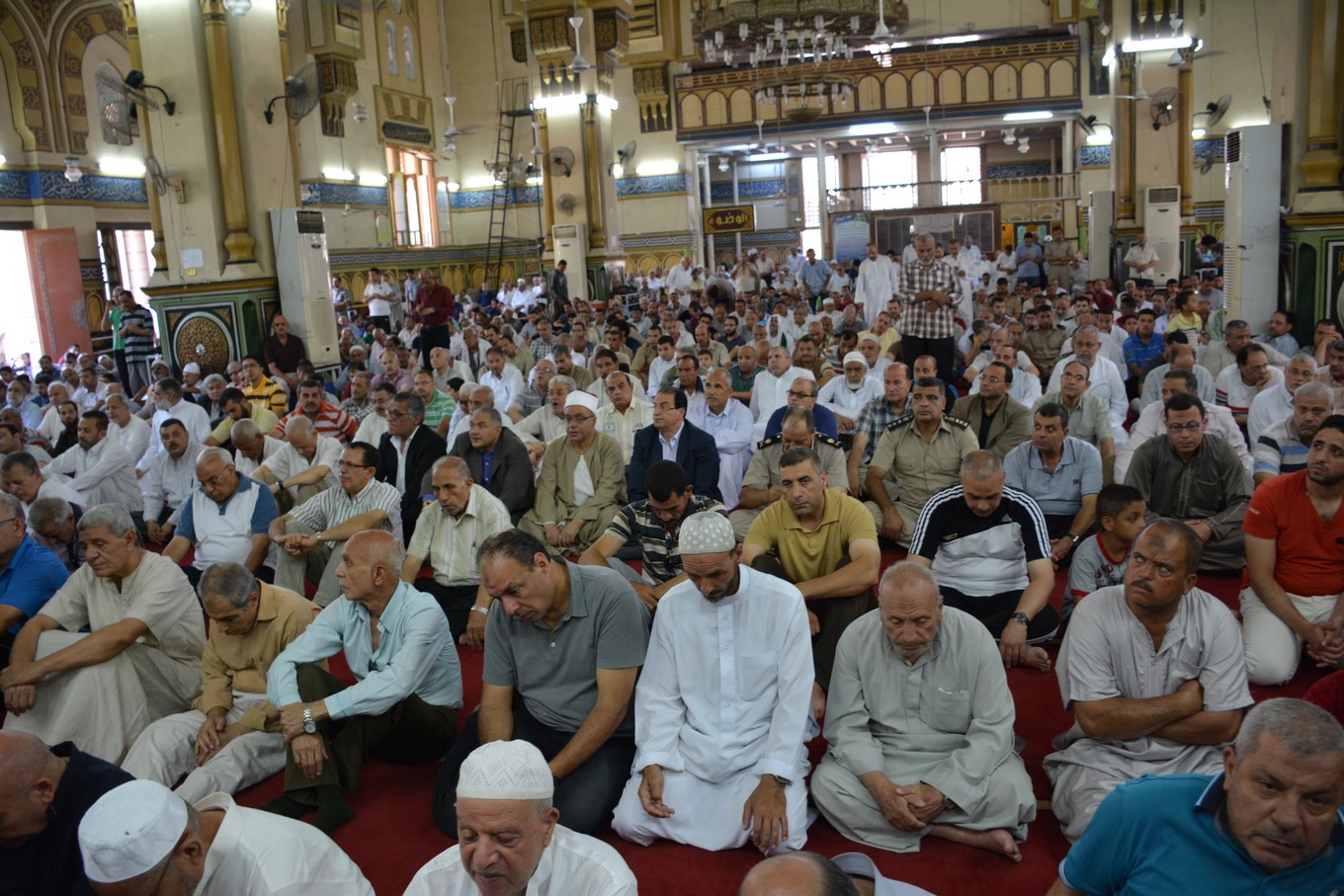 محافظ الدقهلية يؤدي صلاة الجمعة  بمسجد النصر بالمنصورة (4)