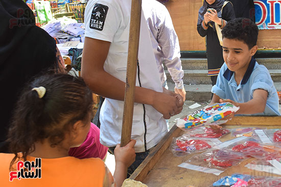 ألعاب الأطفال تزين سوق الموسكى استعدادا لعيد الفطر (16)