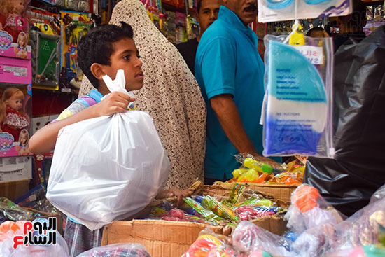 ألعاب الأطفال تزين سوق الموسكى استعدادا لعيد الفطر (11)