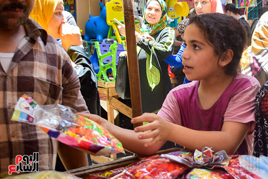 ألعاب الأطفال تزين سوق الموسكى استعدادا لعيد الفطر (7)