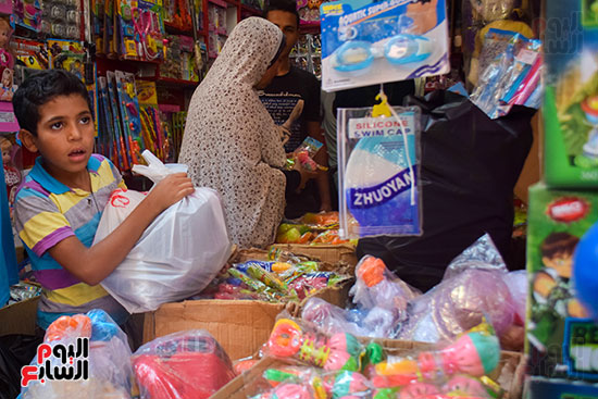 ألعاب الأطفال تزين سوق الموسكى استعدادا لعيد الفطر (12)