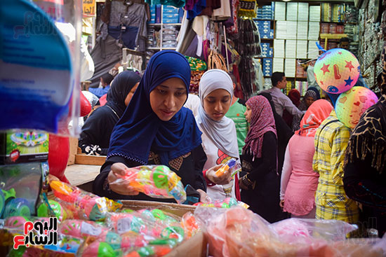 ألعاب الأطفال تزين سوق الموسكى استعدادا لعيد الفطر (6)