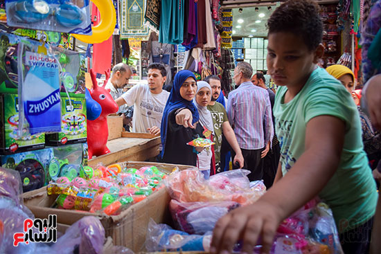ألعاب الأطفال تزين سوق الموسكى استعدادا لعيد الفطر (5)