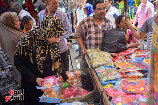 ألعاب الأطفال تزين سوق الموسكى استعدادا لعيد الفطر (3)