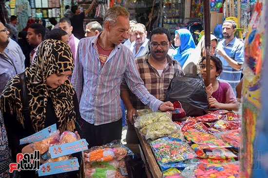 ألعاب الأطفال تزين سوق الموسكى استعدادا لعيد الفطر (4)