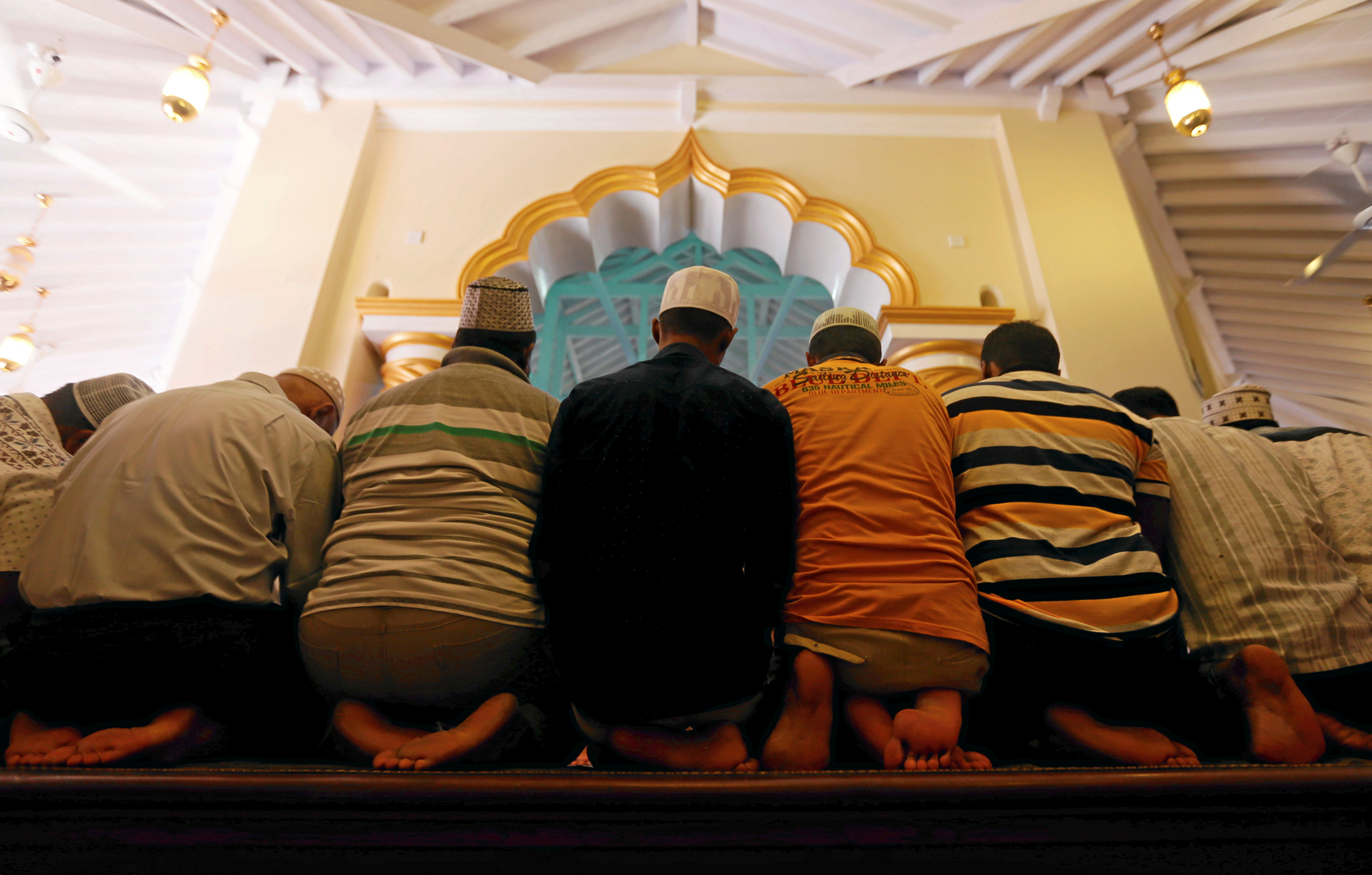 مسلمون يؤدون أخر صلاة  جمعة فى رمضان بسريلانكا