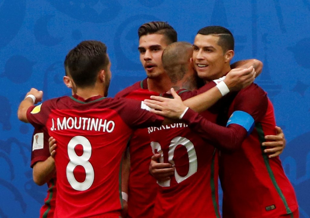 رونالدو يحتفل مع لاعبى البرتغال