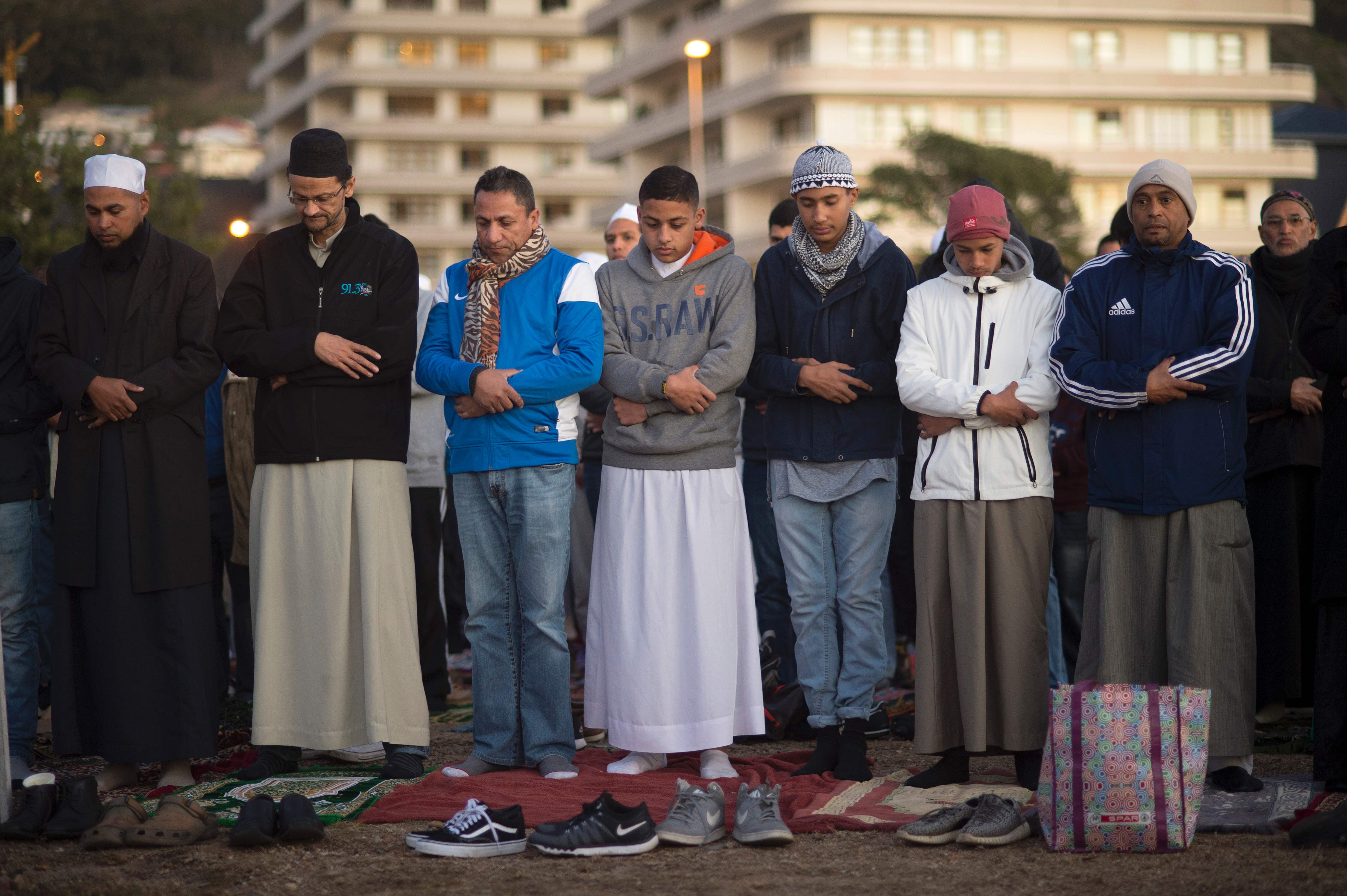 المصلون فى جنوب أفريقيا يودعون شهر رمضان بالصلاة