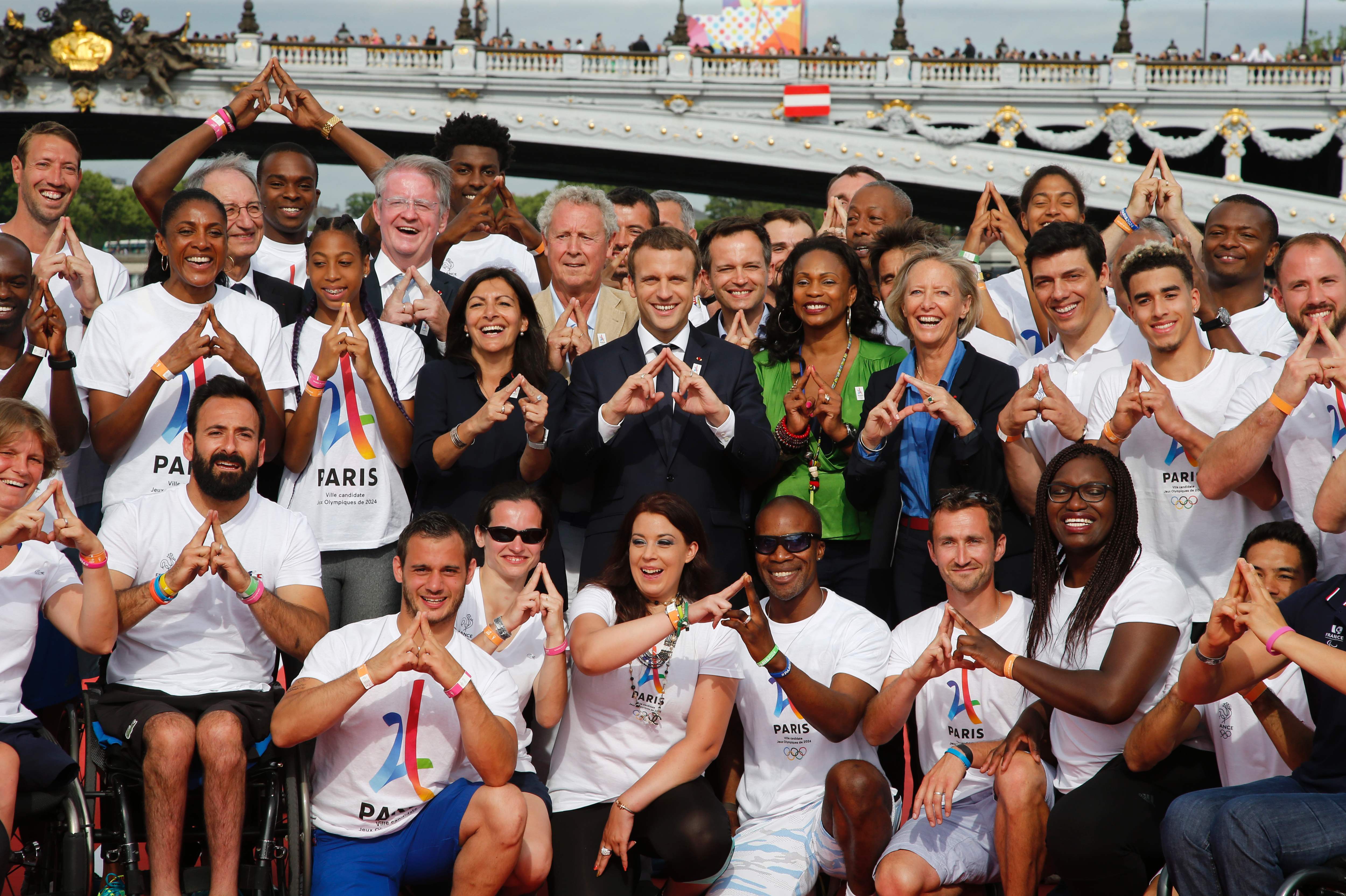 الرئيس الفرنسى يلتقط صورة لدعم بلاده لاستضافة الالعاب الاولمبية