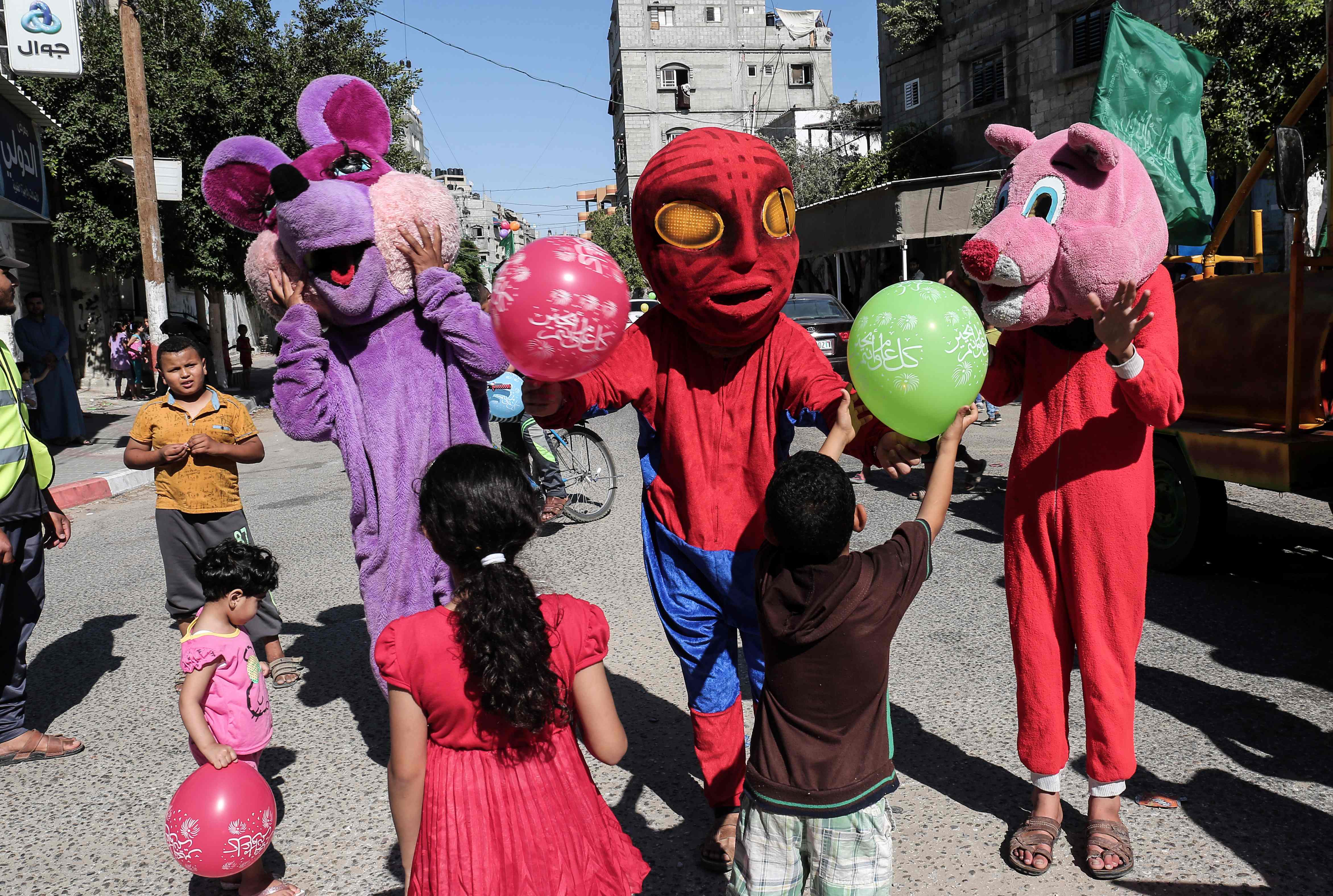 توزيع البالونات على الأطفال فى فلسطين احتفالا بقدوم العيد