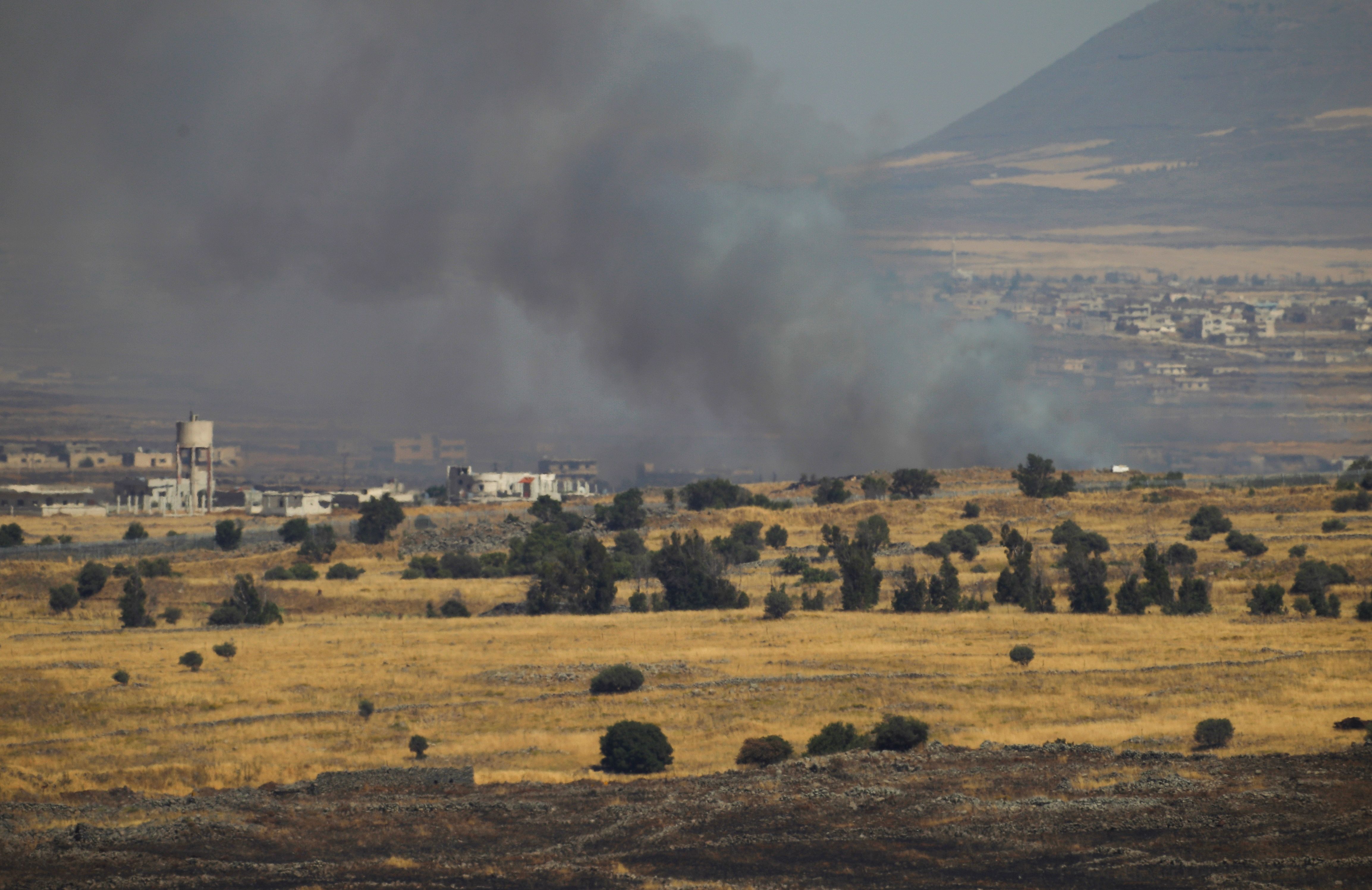 الدخان ينبعث من موقع القصف الإسرائيلى