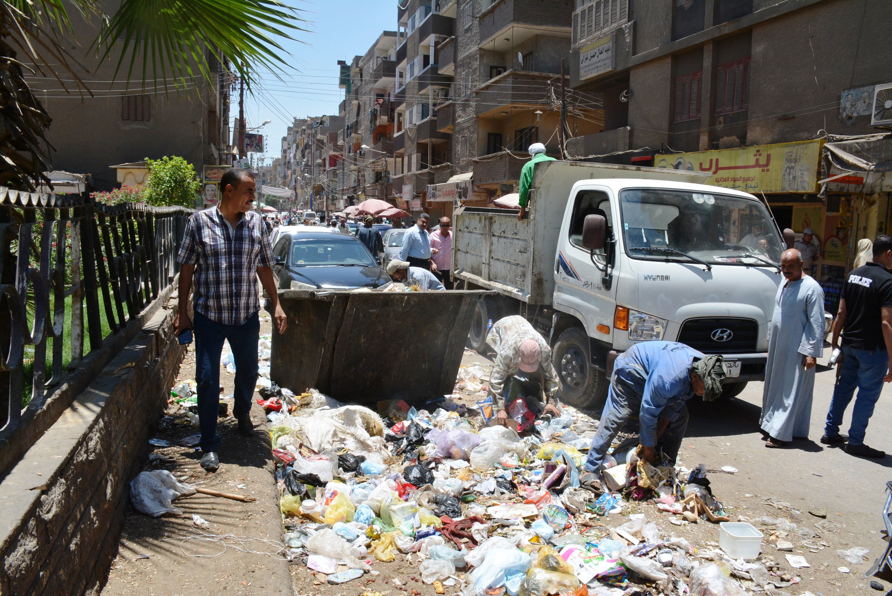  أثناء رفع القمامة