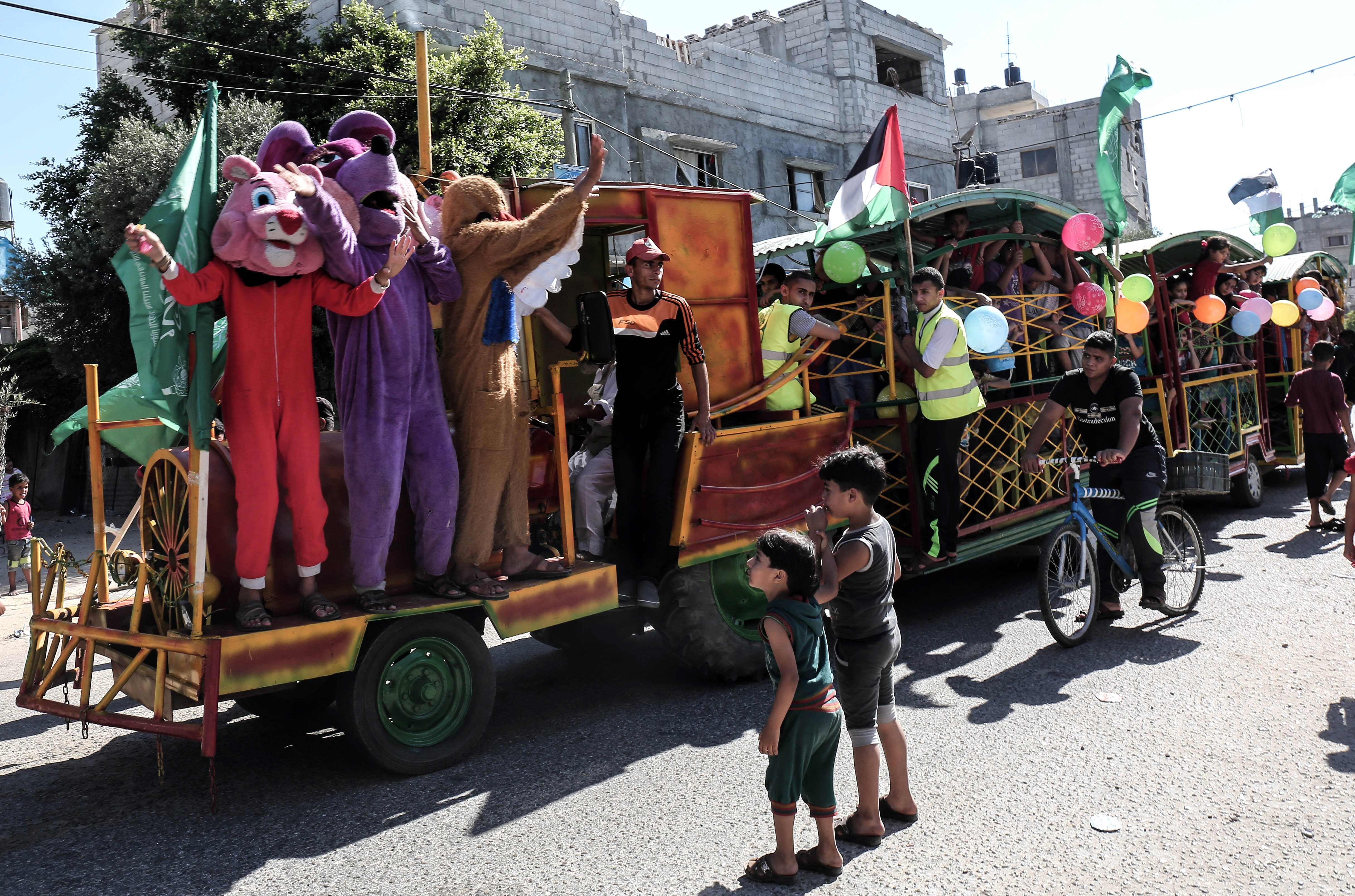 الفلسطينيون يودعون رمضان ويستعدون للعيد