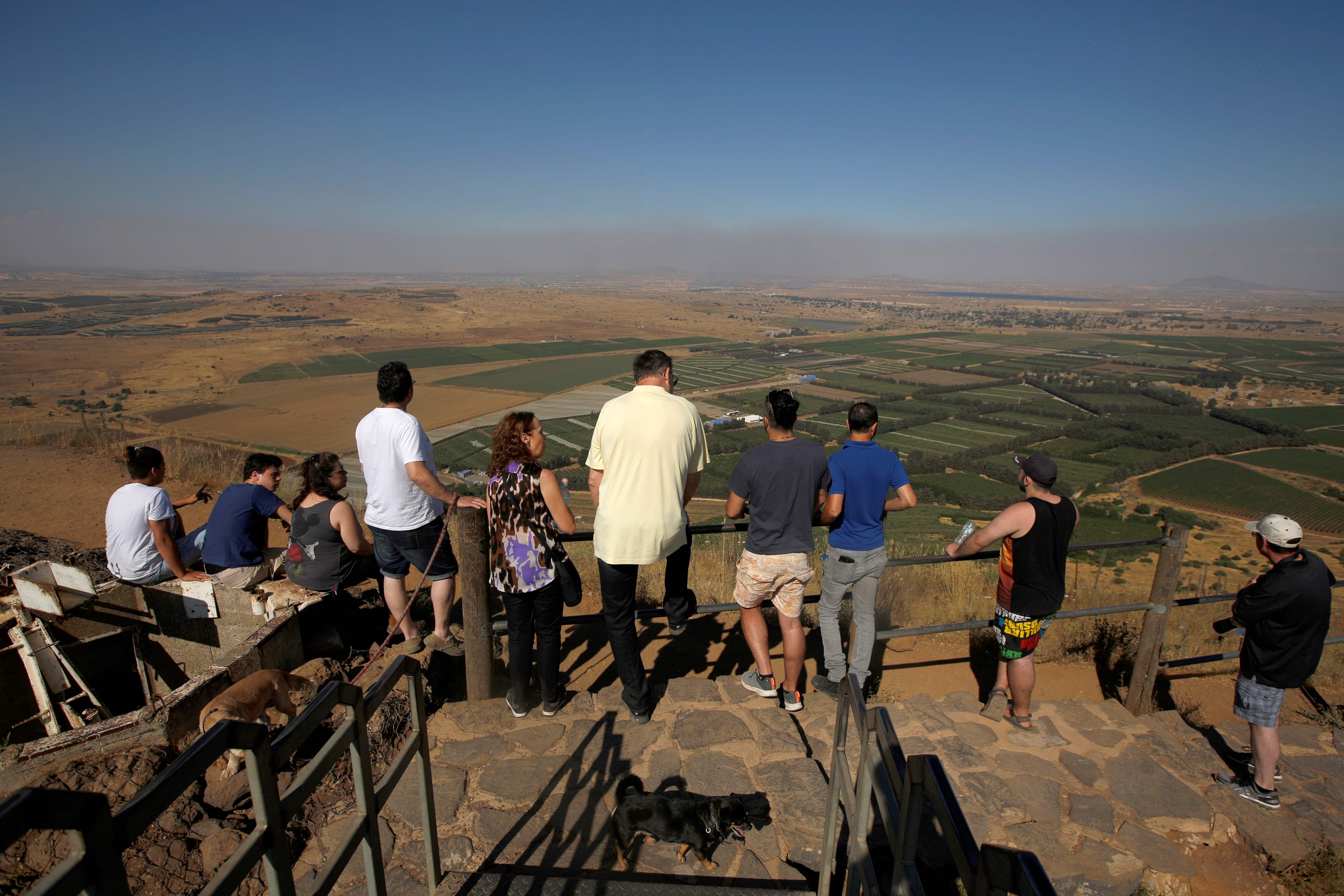 السياح الإسرائيليون يتابعون عملية القصف من أعلى مرتفعات الجولان