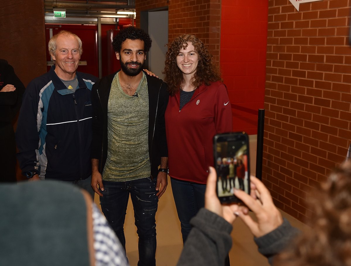 صور تذكارية لجماهير ليفربول مع صلاح