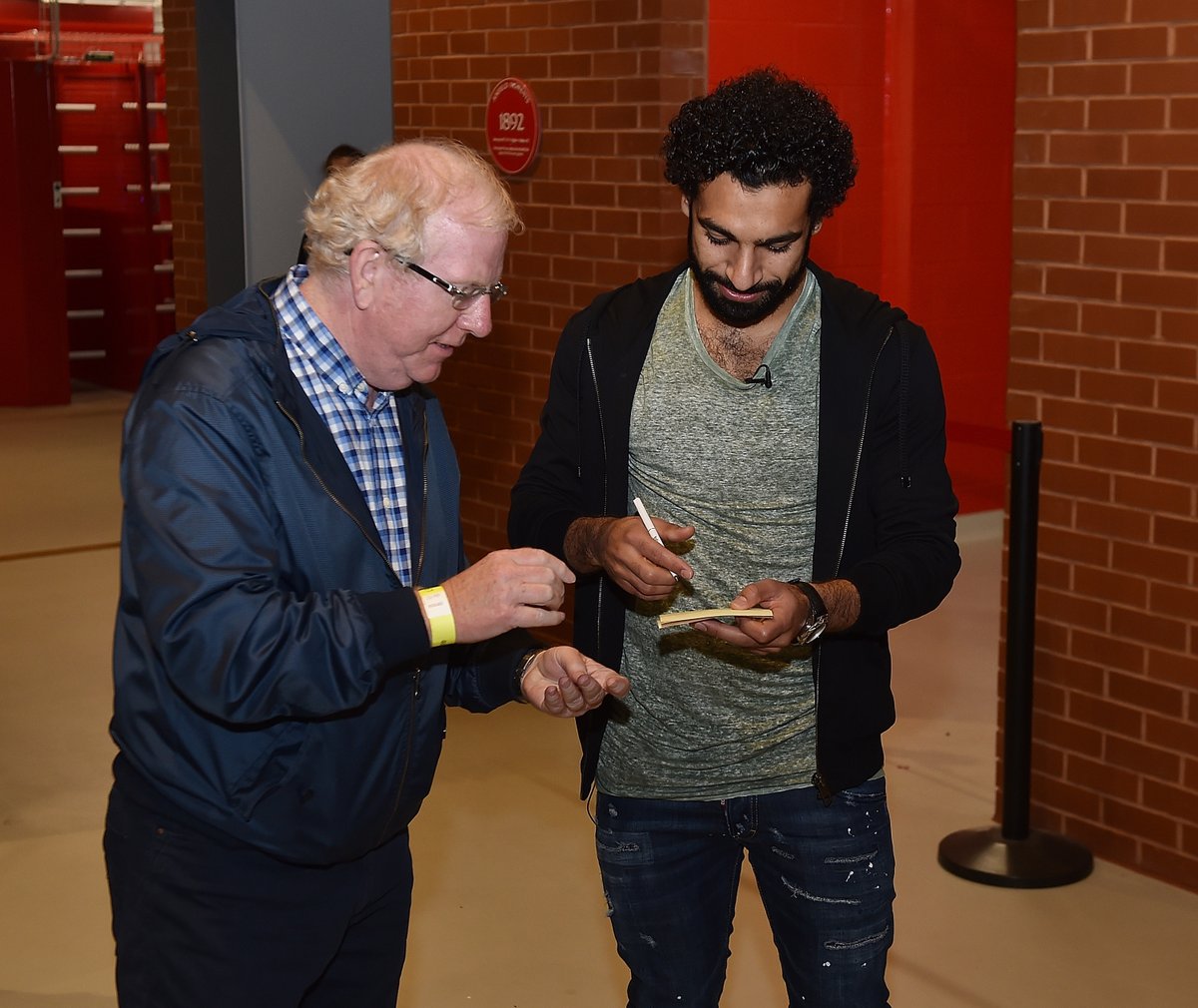 صلاح يوقع للمشجعين