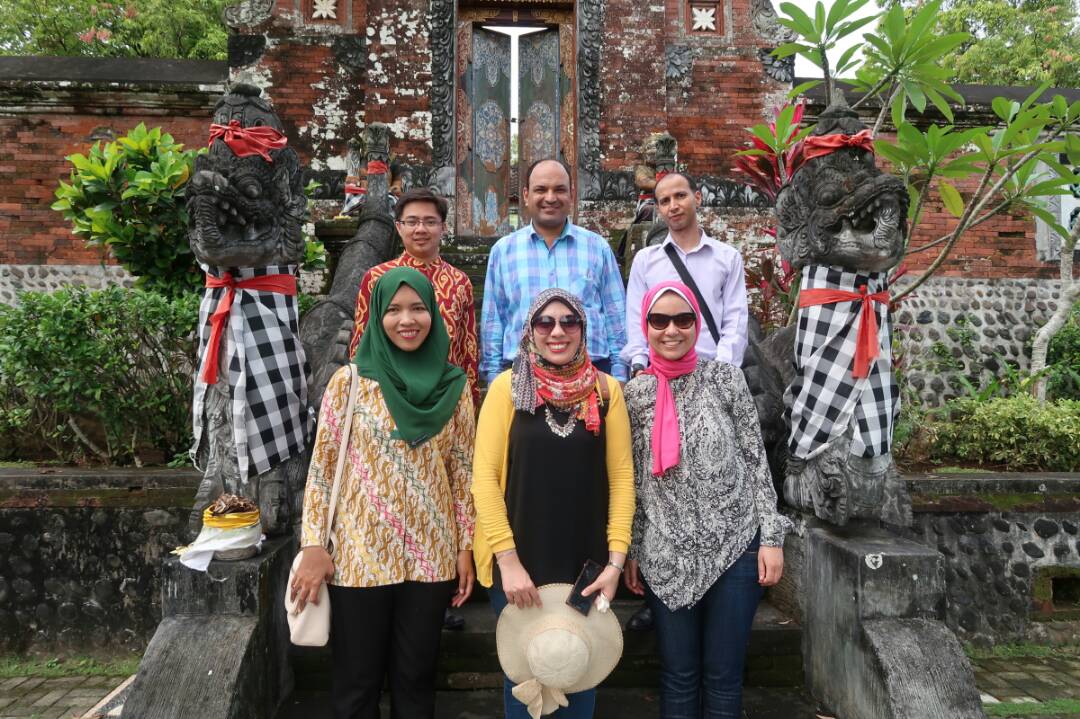 الوفد الصحفى مع أعضاء السفارة الإندونيسية فى معبد نارمدا