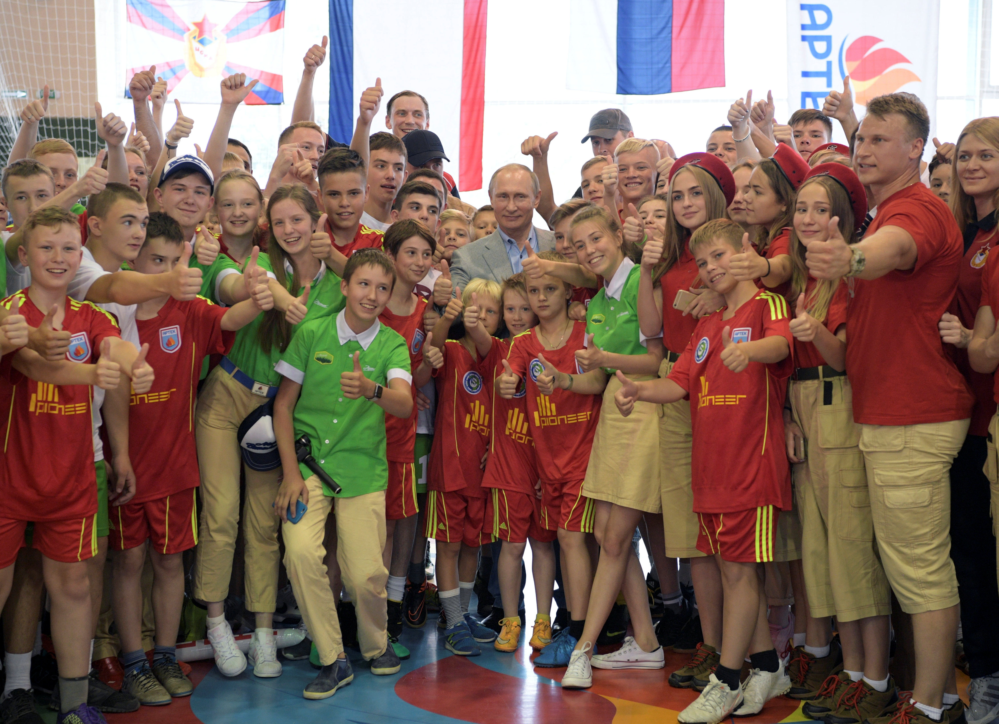 بوتين يلتقط صورة تذكارية مع الأطفال فى مخيم ارتيك