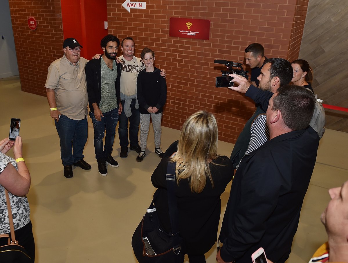 صلاح مع جماهير الريدز