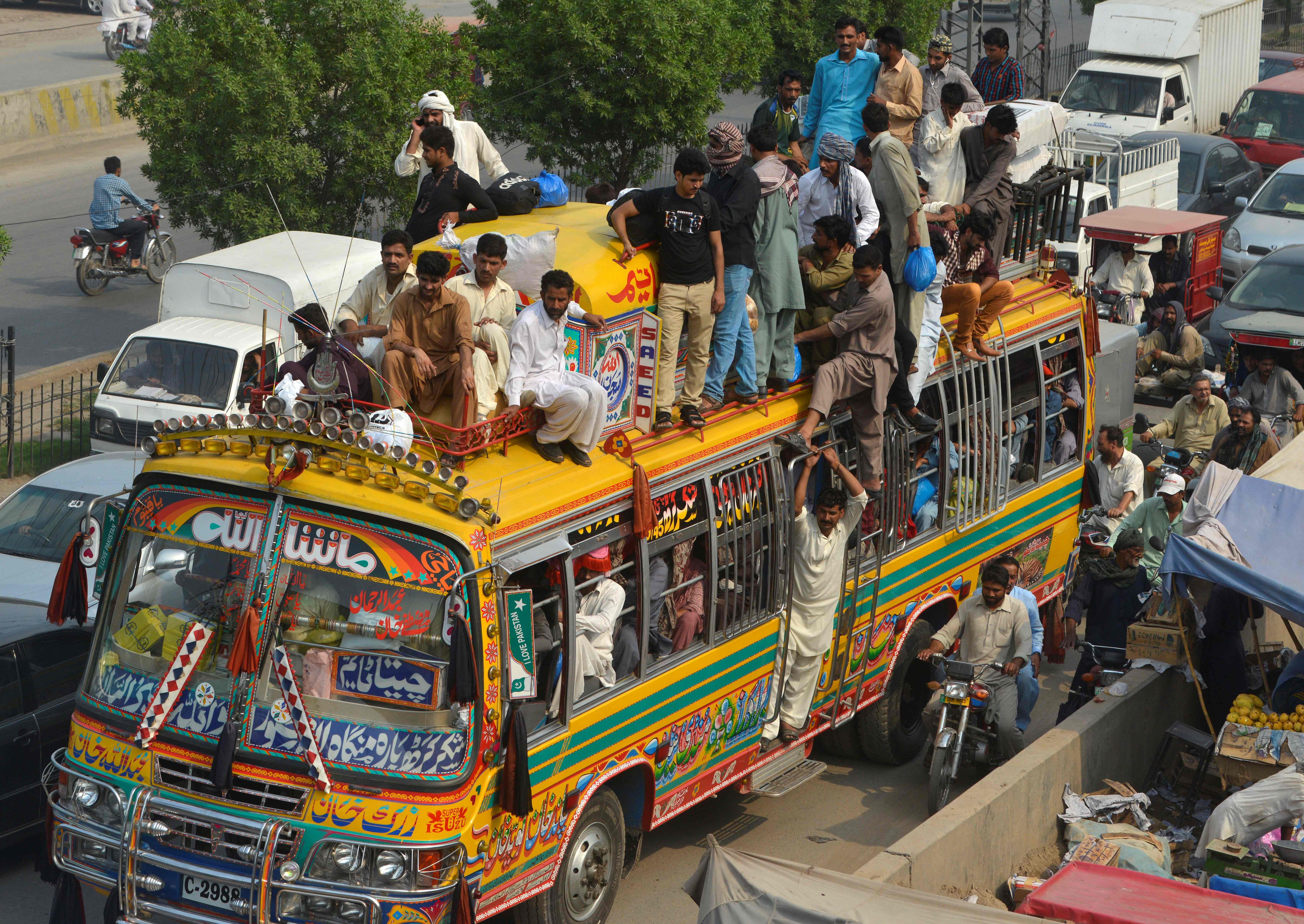 سفر الباكستانيون إلى قراهم للاحتفال بأجازة العيد