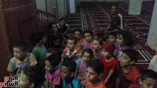 الأطفال بمسجد الشيخ عامر بسوهاج يرددون تكبيرات العيد