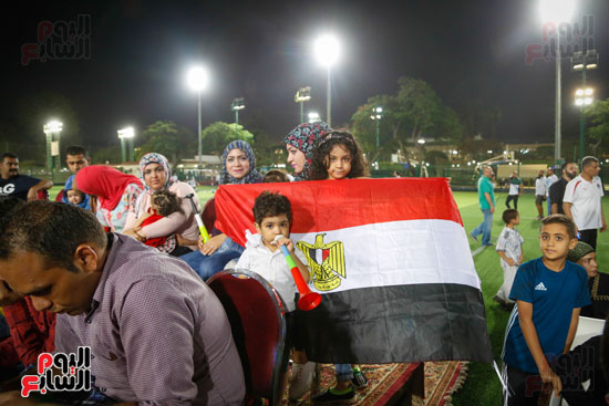 علم مصر مع الحضور 