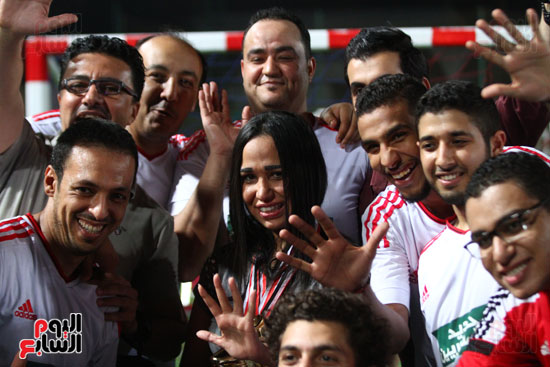 مى-أبو-هشيمة-مع-فريق-حديد-المصريين