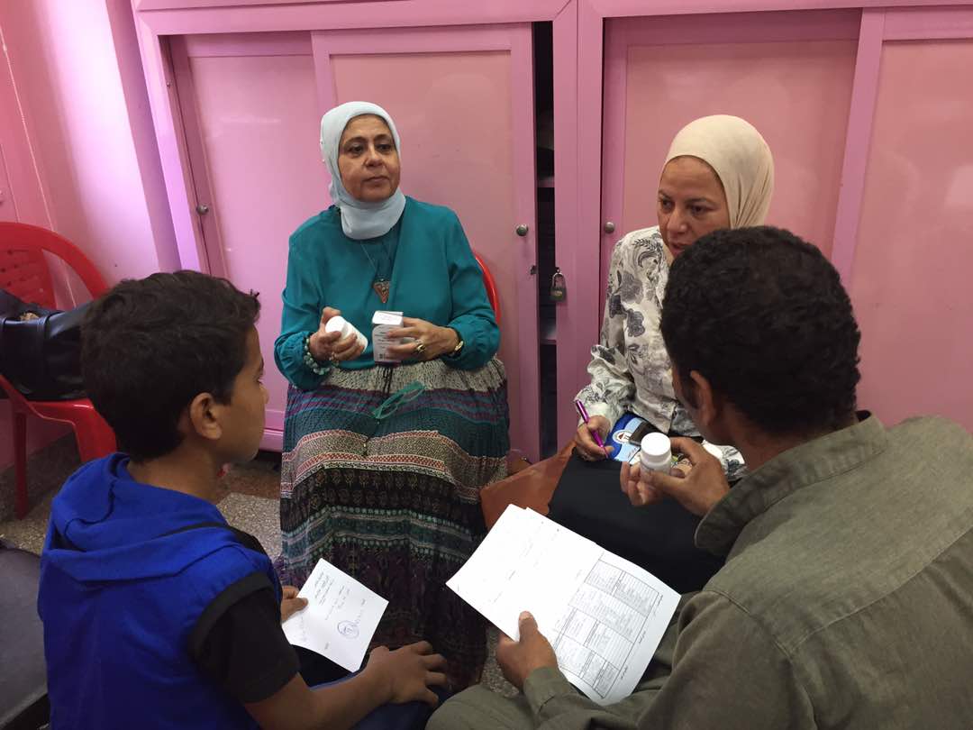 صرف الهارفونى لـ37 طفلا مصابين بفيروسC بمستشفى أبو الريش (1)