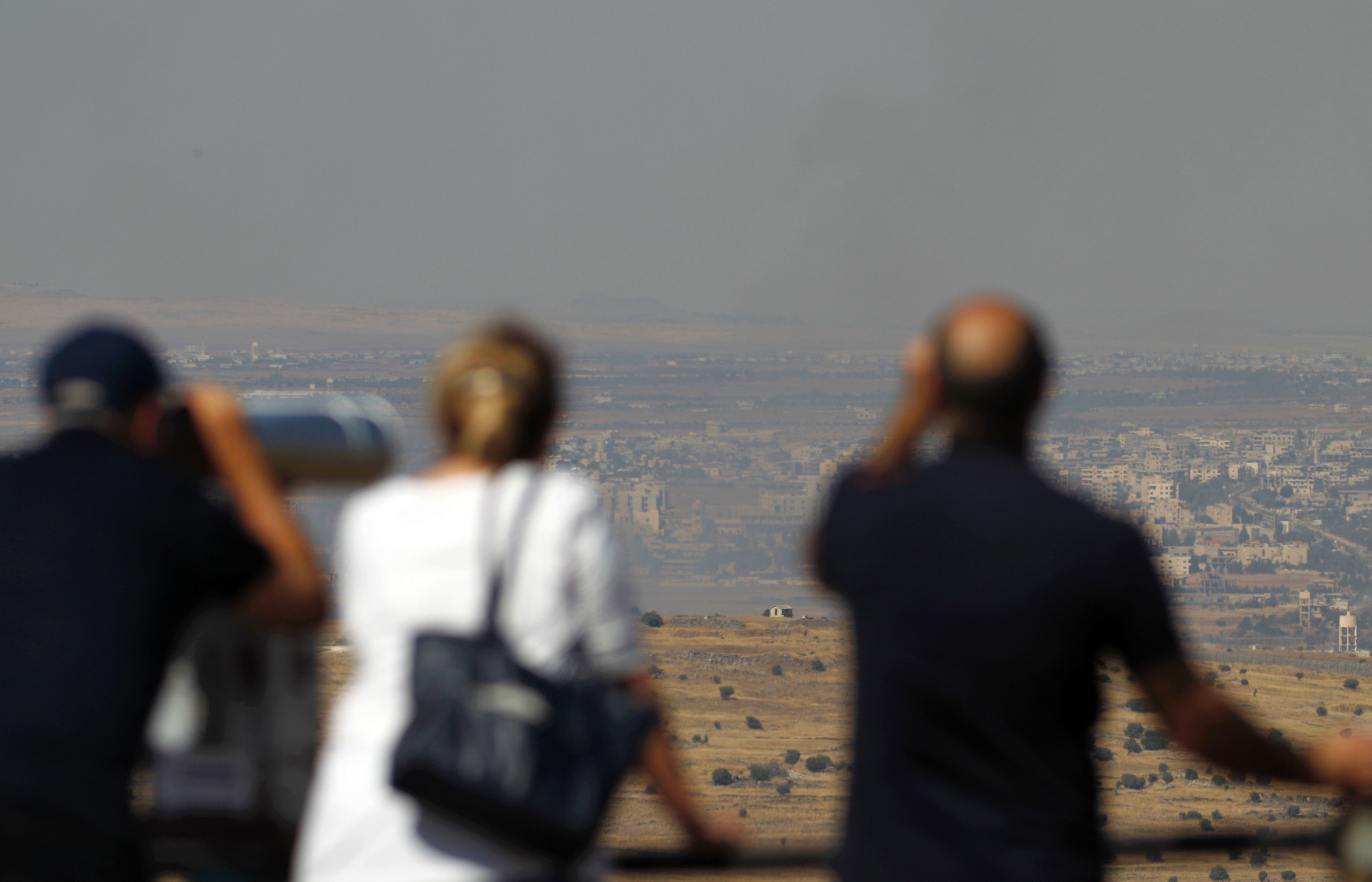 سياح إسرائيليون يتابعون قصف القوات السورية بالعدسات المكبرة