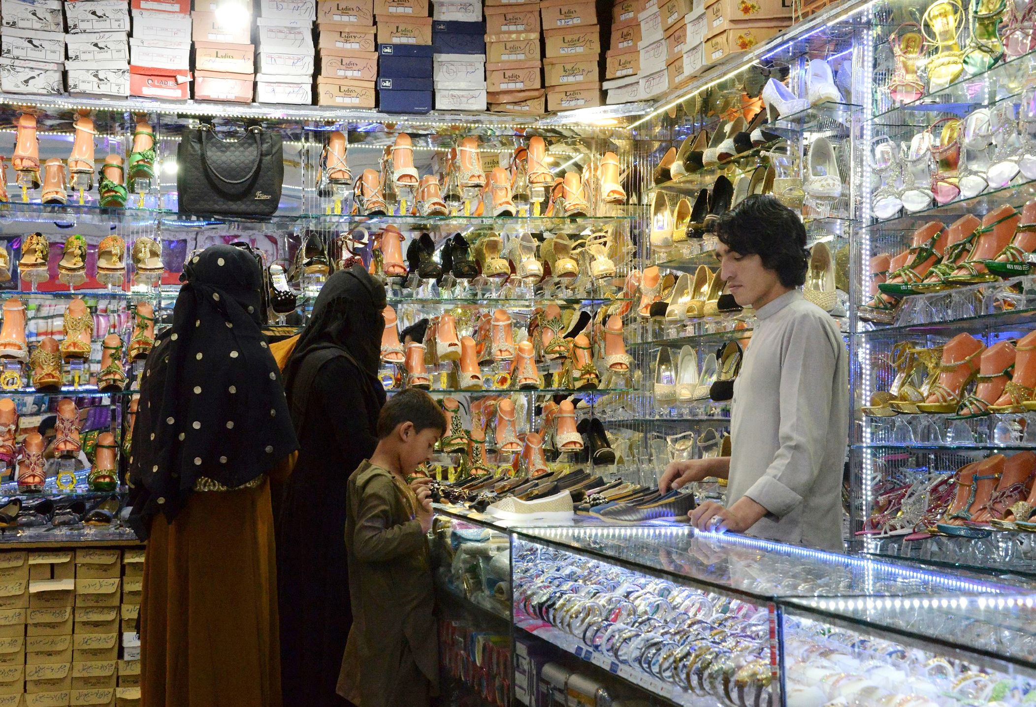 باكستانيات تشترين أحذية استعدادا لعيد الفطر