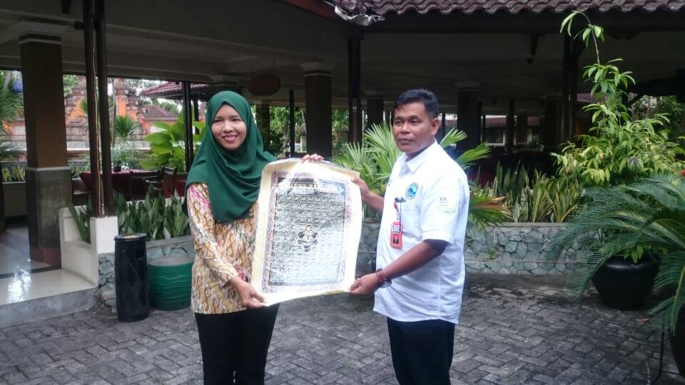لا لو فوزال، مدير قسم السياحة بمحافظة نوسا تنجارا الغربية الإندونيسية مع مسئولة بالسفارة الإندونيسية